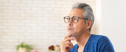 悩む中年男性