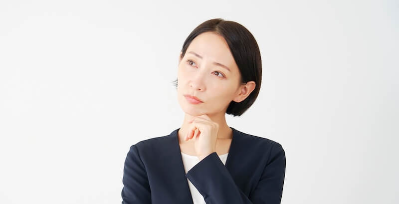考える中年女性