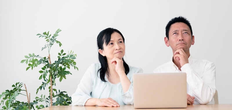 後悔する夫婦