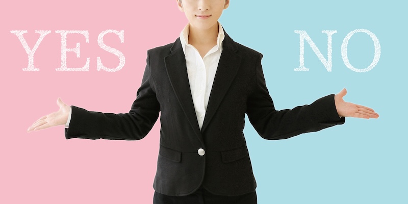 YESとNOを持つ女性